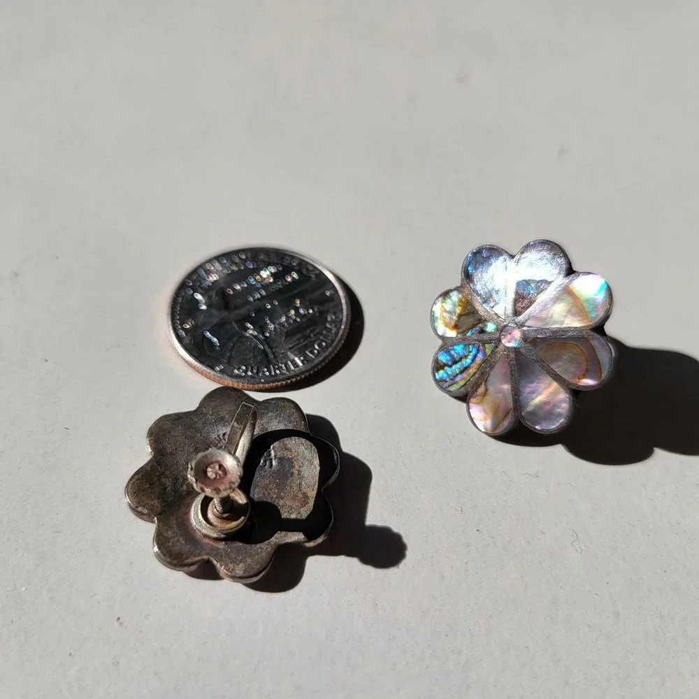 Vintage Alpaca Mexico Abalone Shell Flower Screw Back Earrings Silver MOP - Picture 2 of 6